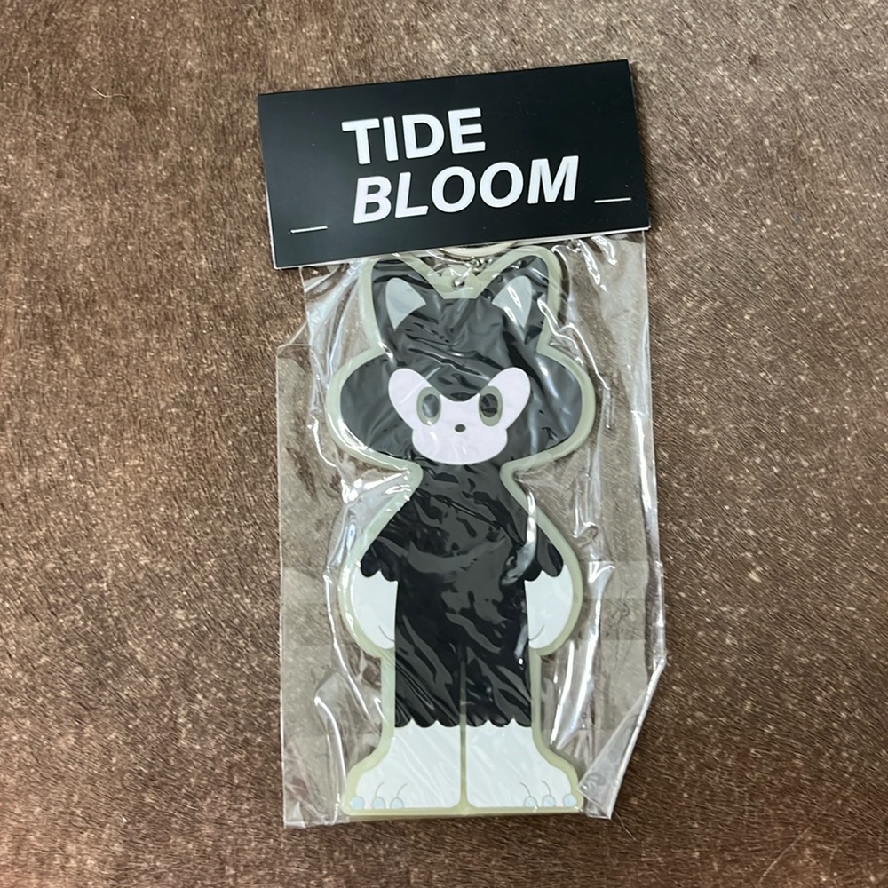 TIDE solo exhibition “BLOOM” Limited Edition Keychain Art Tag Bag Charm Commemor